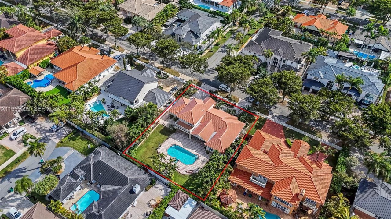 8305 NW 157th Ter, Miami Lakes, FL 33016 Photo