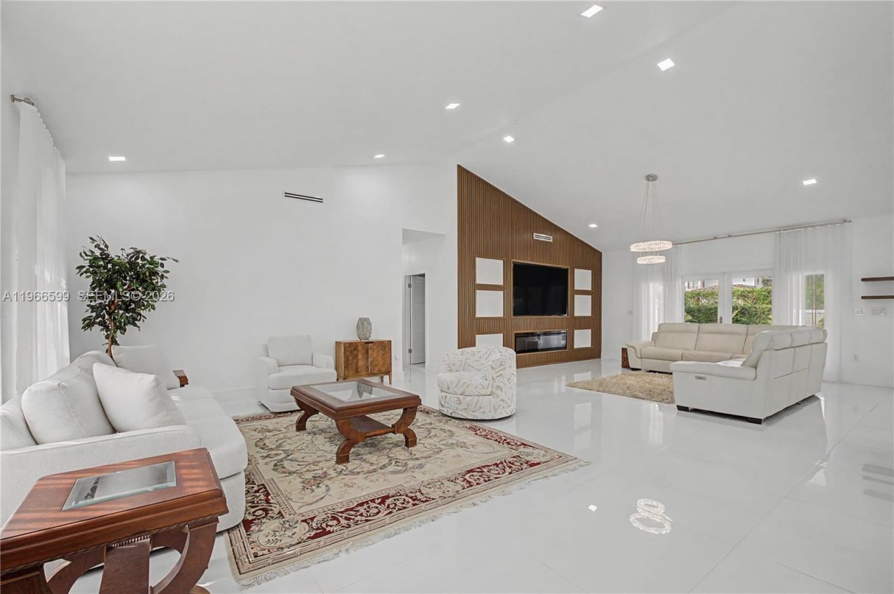 8305 NW 157th Ter, Miami Lakes, FL 33016 Photo