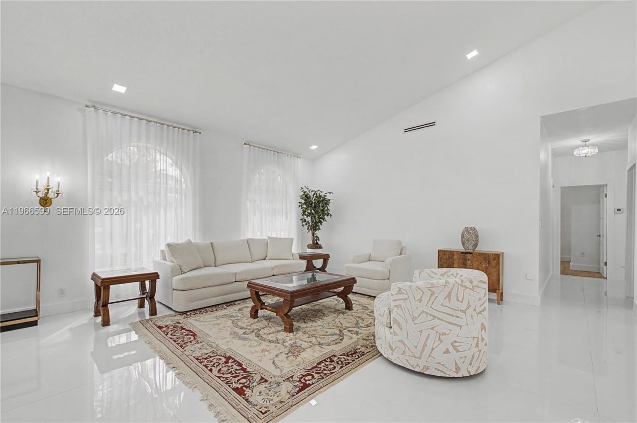 8305 NW 157th Ter, Miami Lakes, FL 33016 Photo