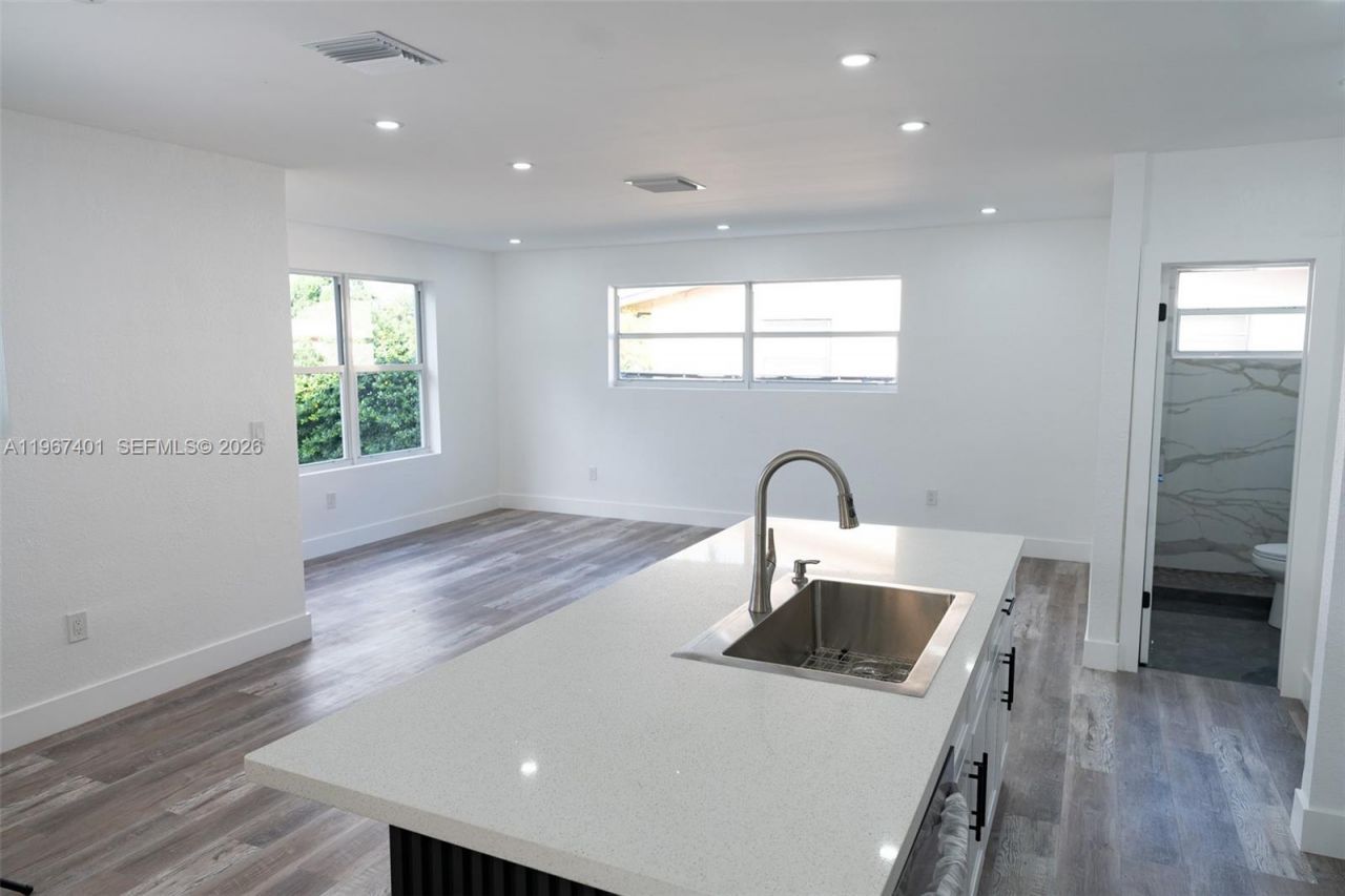 2600 NW 108th St, Miami, FL 33167 Photo