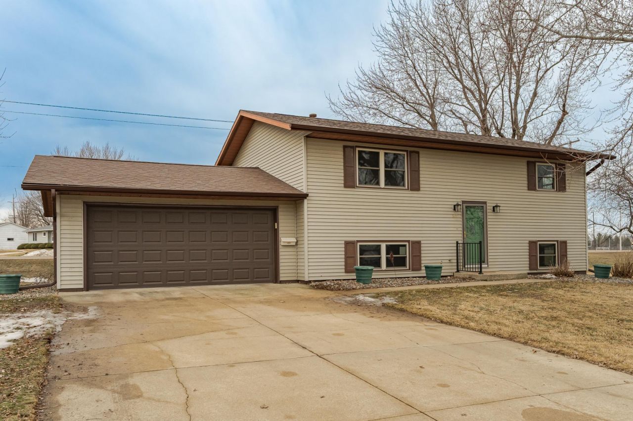 507 Meadow Lark Lane, Dodge Center, MN 55927 Main Photo
