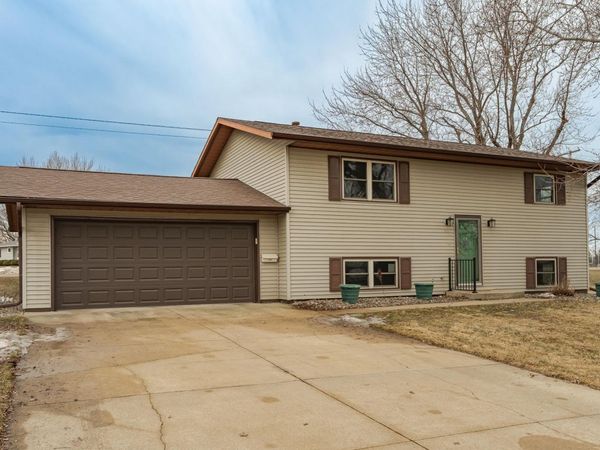 507 Meadow Lark Lane, Dodge Center, MN 55927