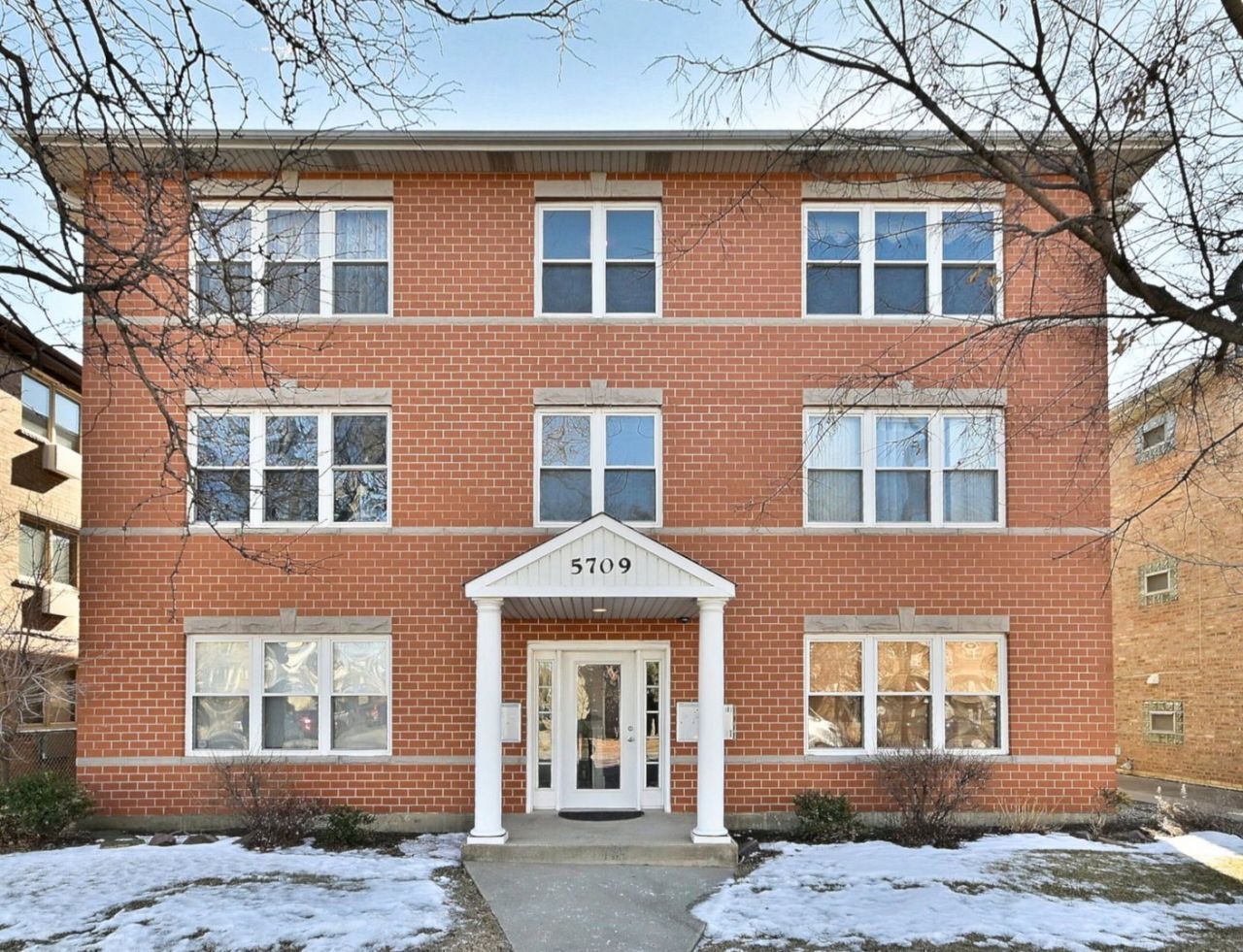 5709 W Lawrence Avenue, Unit 3W, Chicago, IL 60630 Main Photo