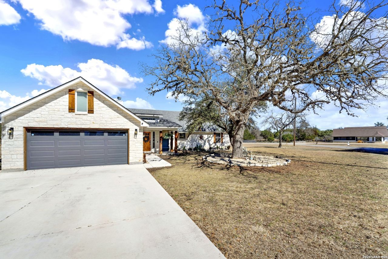 106 Tawny Oak, Bandera, TX 78003 Main Photo