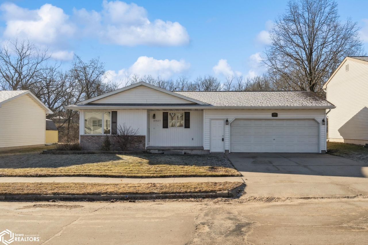 2827 Lesylvia St, Burlington, IA 52601 Main Photo