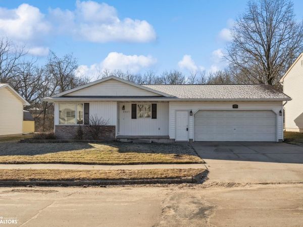 2827 Lesylvia St, Burlington, IA 52601