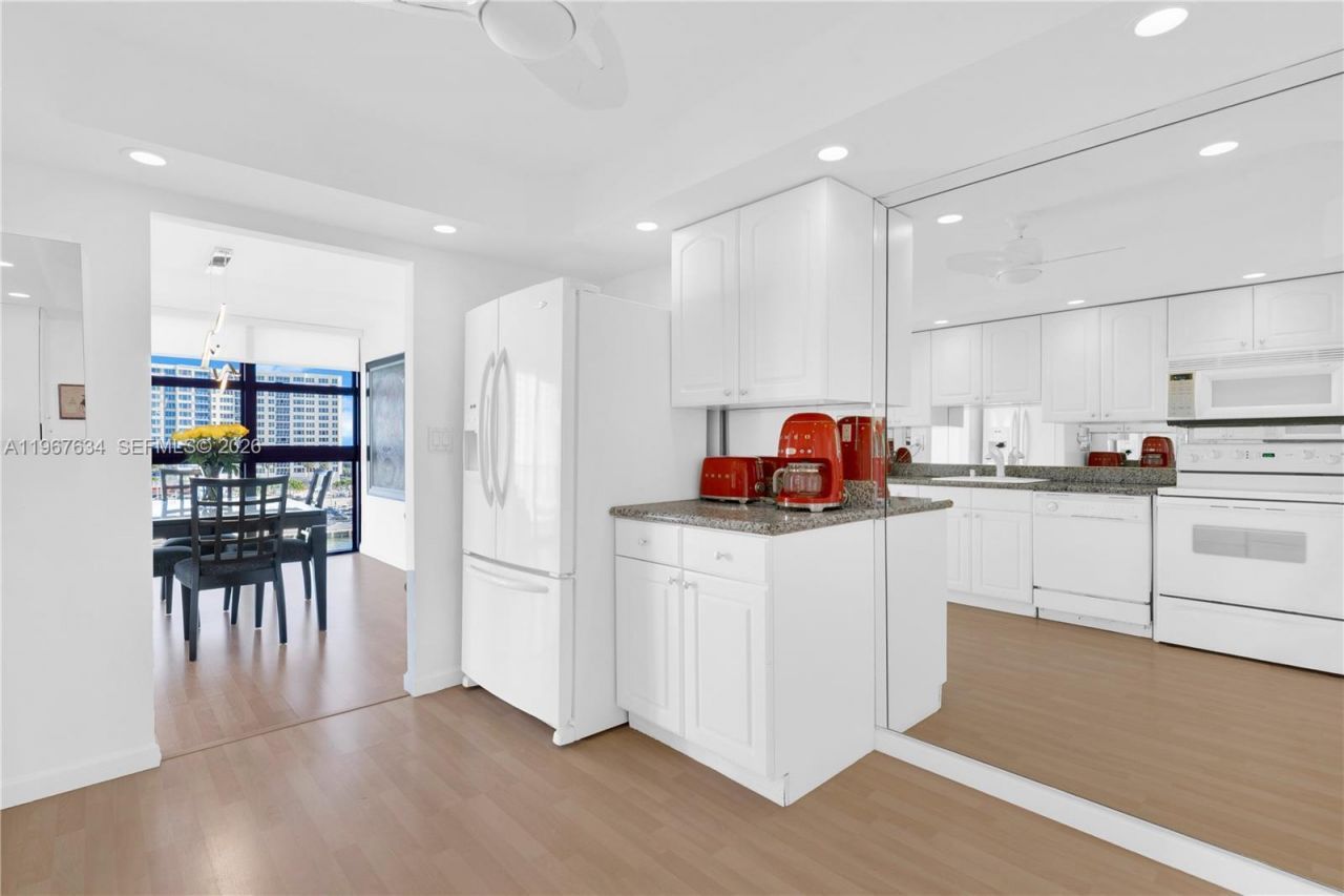 600 Parkview Dr, Unit 621, Hallandale Beach, FL 33009 Photo