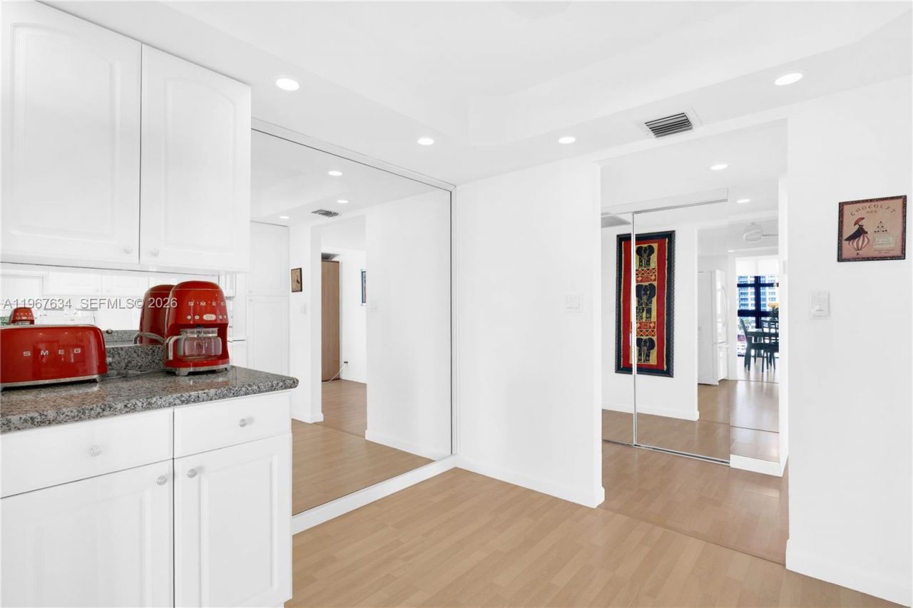 600 Parkview Dr, Unit 621, Hallandale Beach, FL 33009 Photo