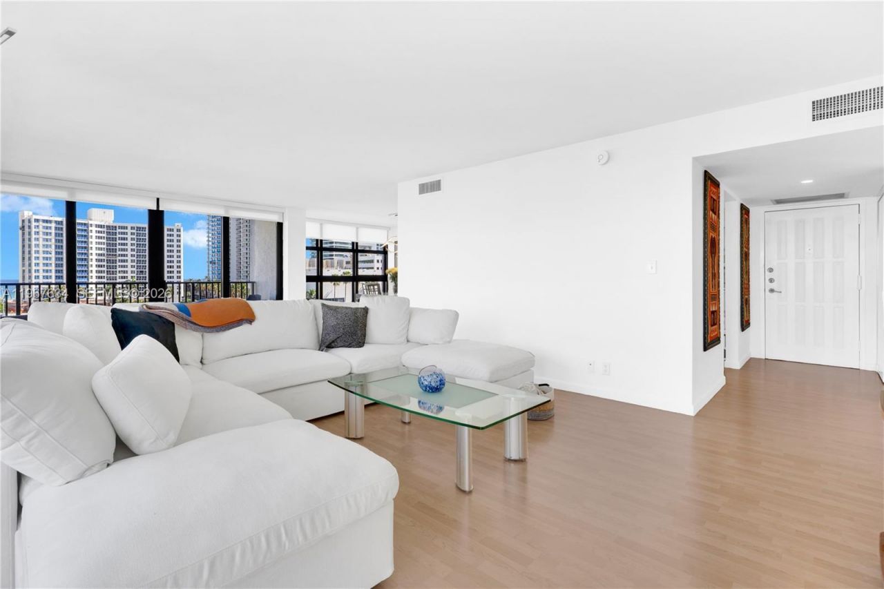 600 Parkview Dr, Unit 621, Hallandale Beach, FL 33009 Photo