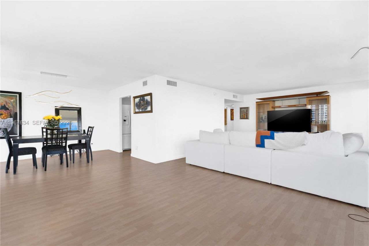 600 Parkview Dr, Unit 621, Hallandale Beach, FL 33009 Photo