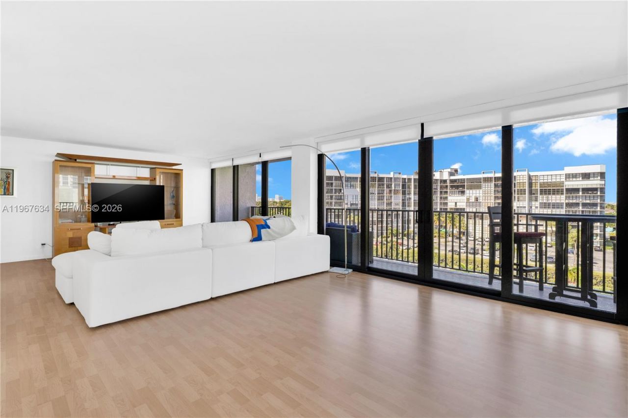 600 Parkview Dr, Unit 621, Hallandale Beach, FL 33009 Photo