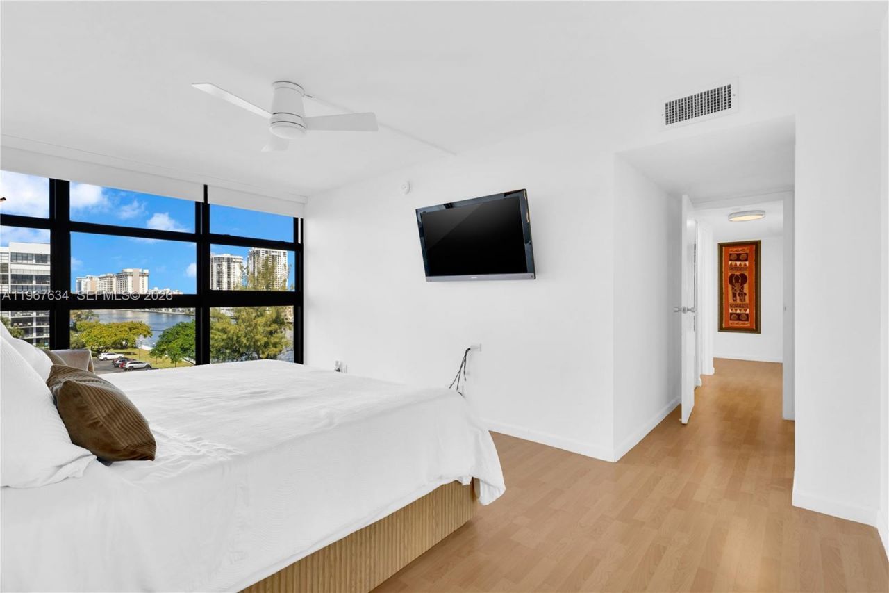 600 Parkview Dr, Unit 621, Hallandale Beach, FL 33009 Photo