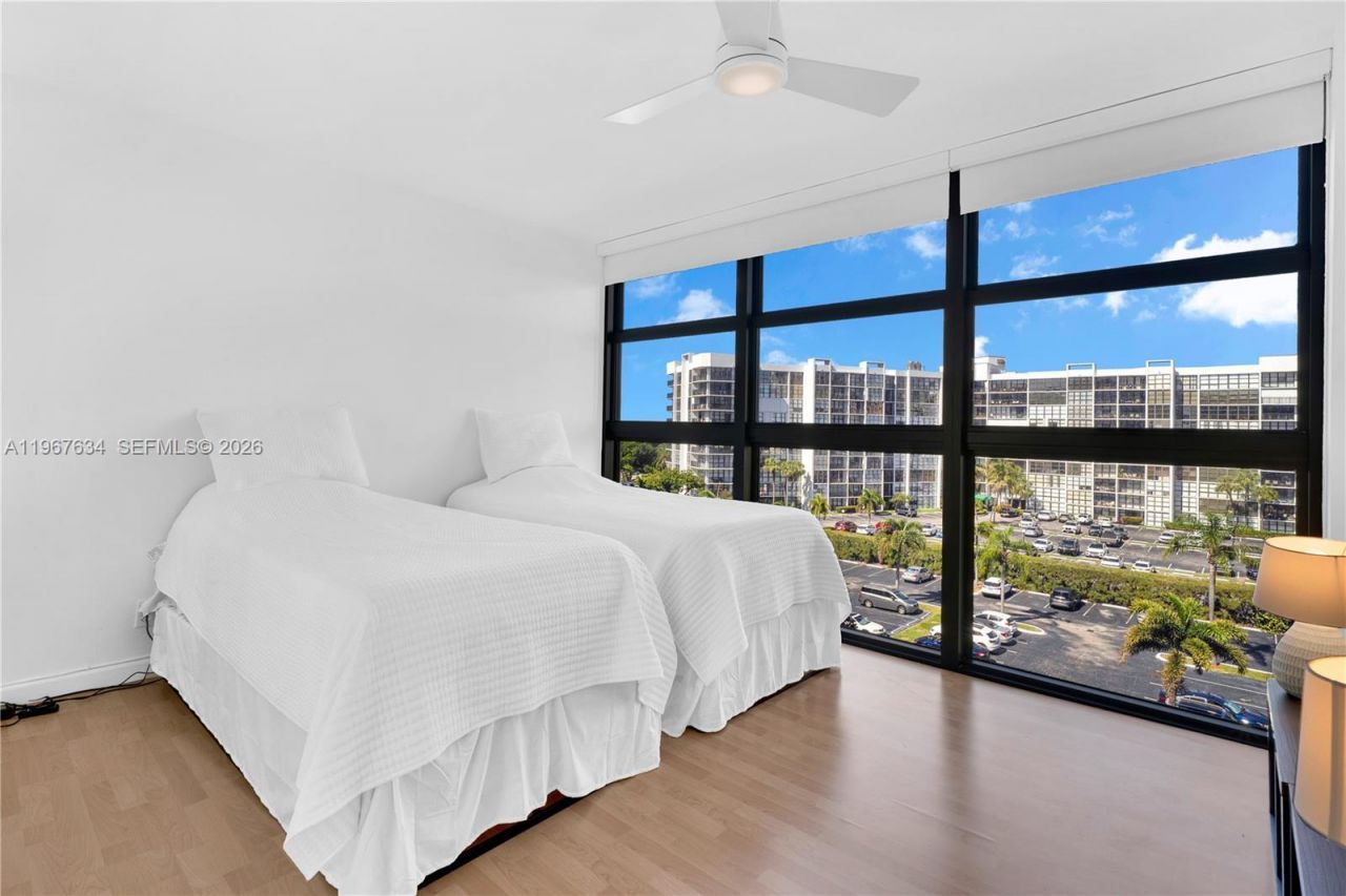 600 Parkview Dr, Unit 621, Hallandale Beach, FL 33009 Photo