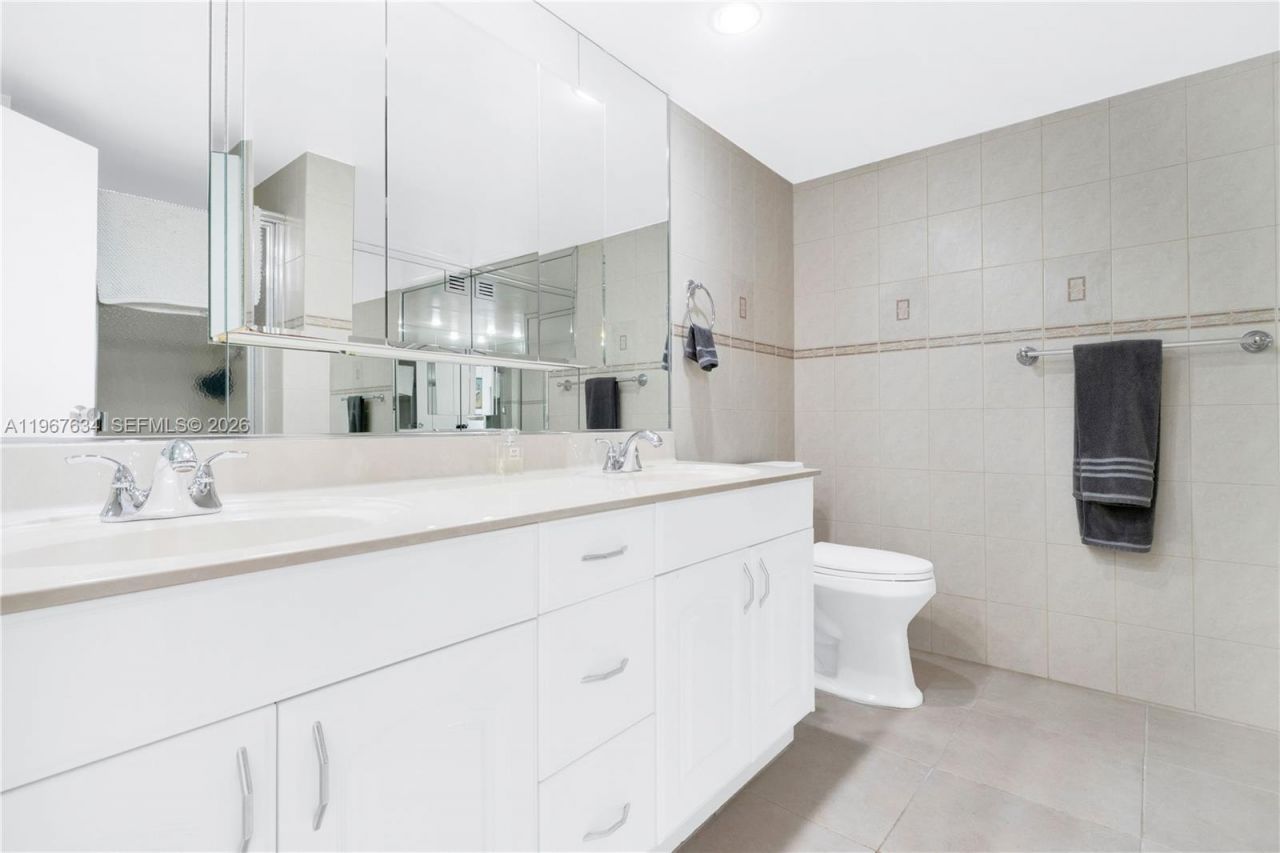 600 Parkview Dr, Unit 621, Hallandale Beach, FL 33009 Photo