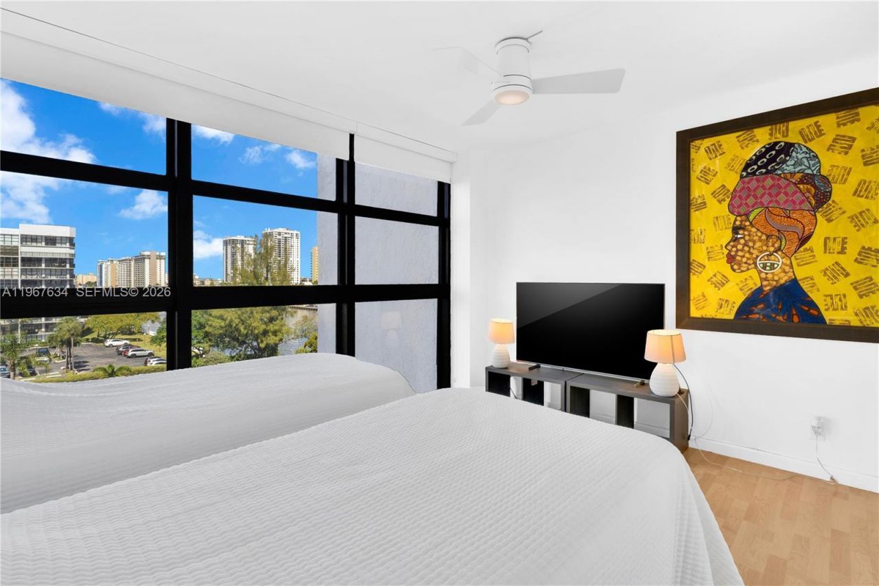 600 Parkview Dr, Unit 621, Hallandale Beach, FL 33009 Photo