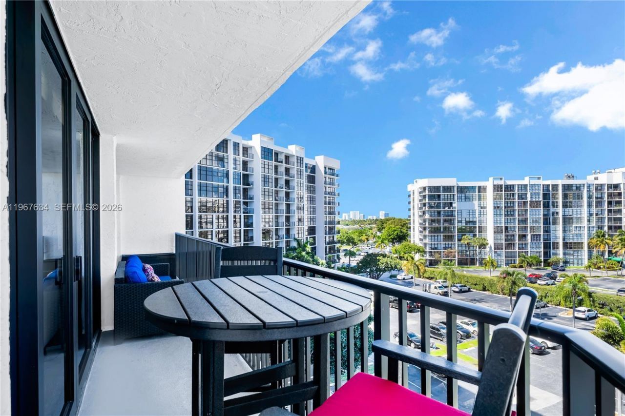 600 Parkview Dr, Unit 621, Hallandale Beach, FL 33009 Photo