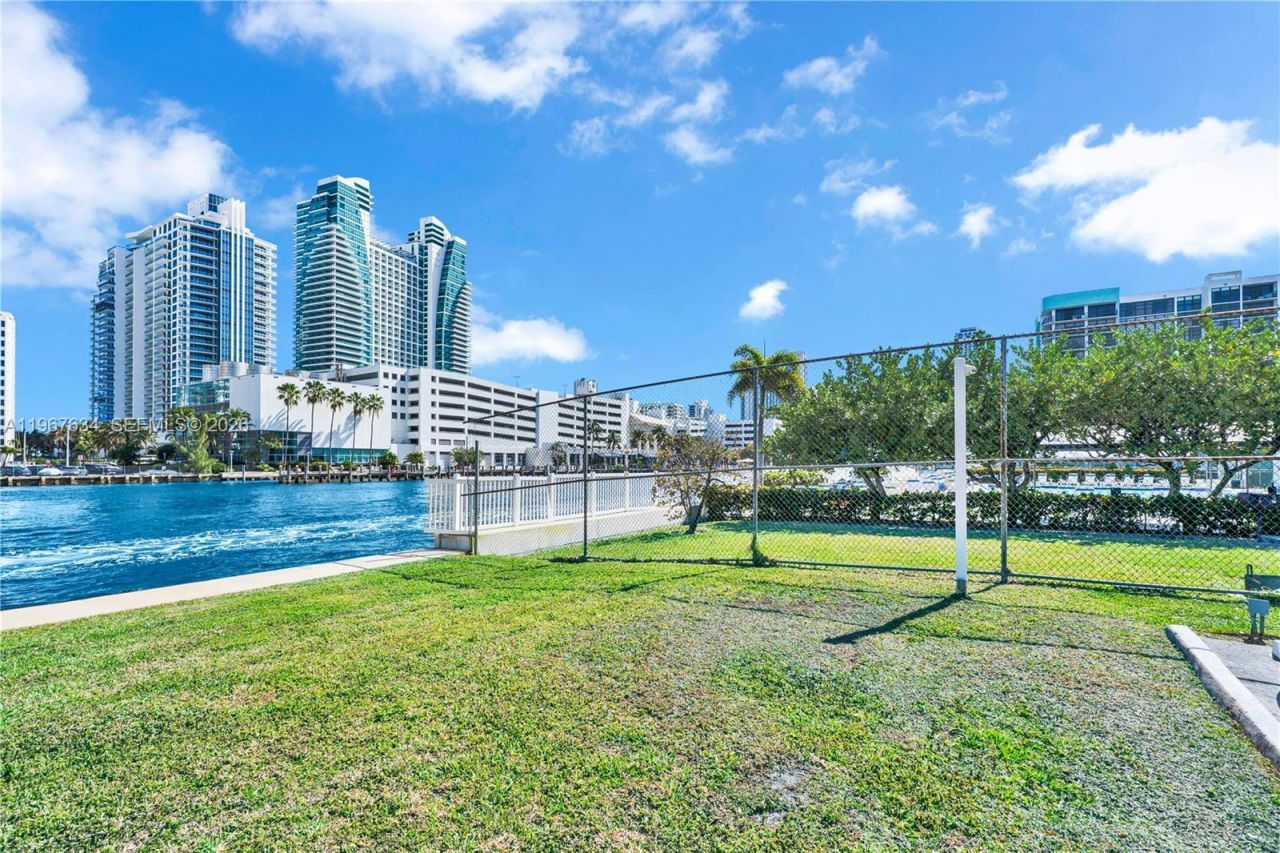 600 Parkview Dr, Unit 621, Hallandale Beach, FL 33009 Photo