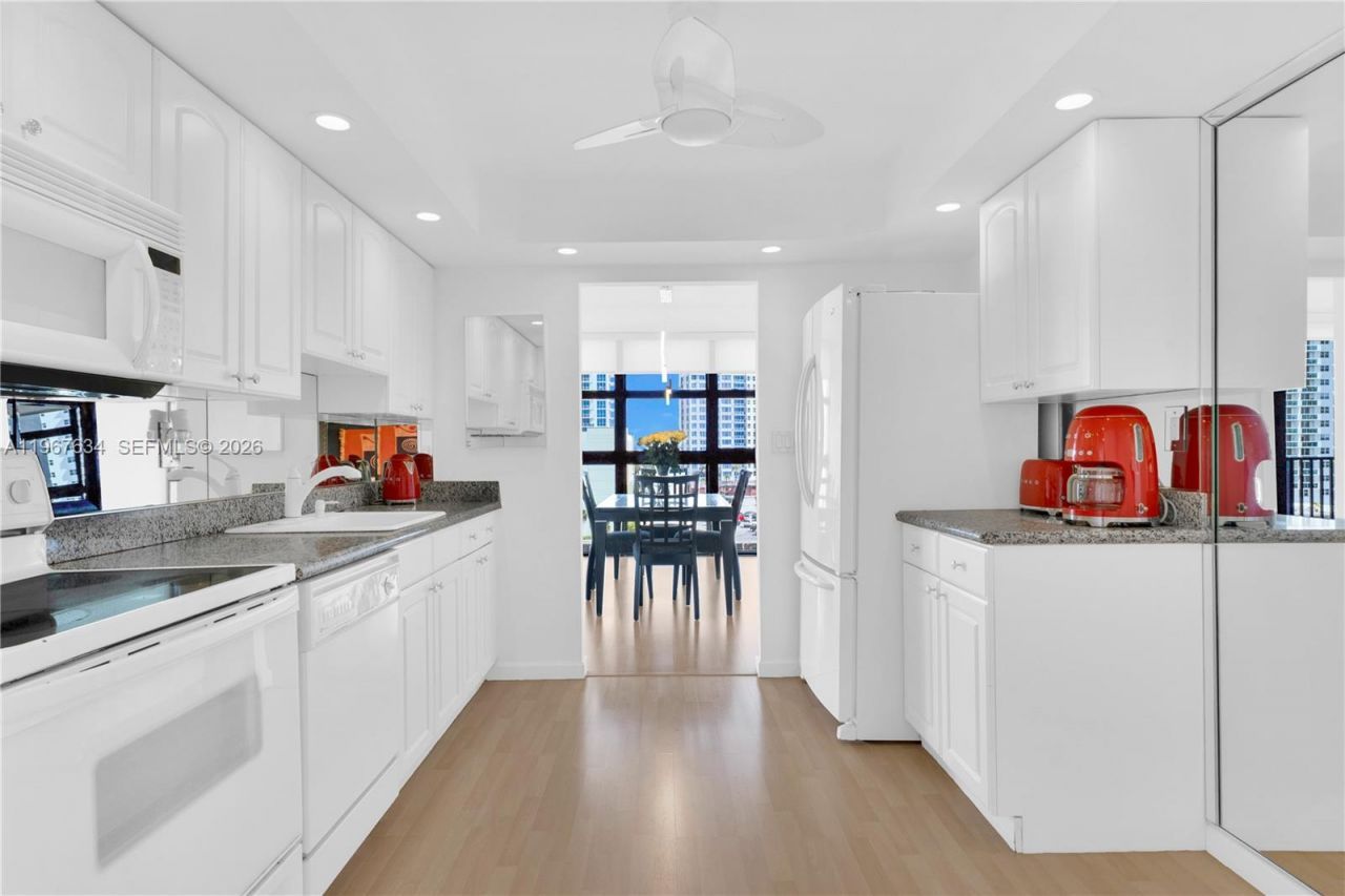 600 Parkview Dr, Unit 621, Hallandale Beach, FL 33009 Photo