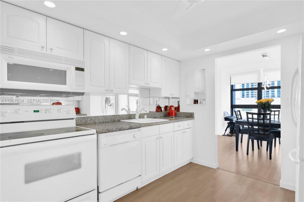 600 Parkview Dr, Unit 621, Hallandale Beach, FL 33009 Photo