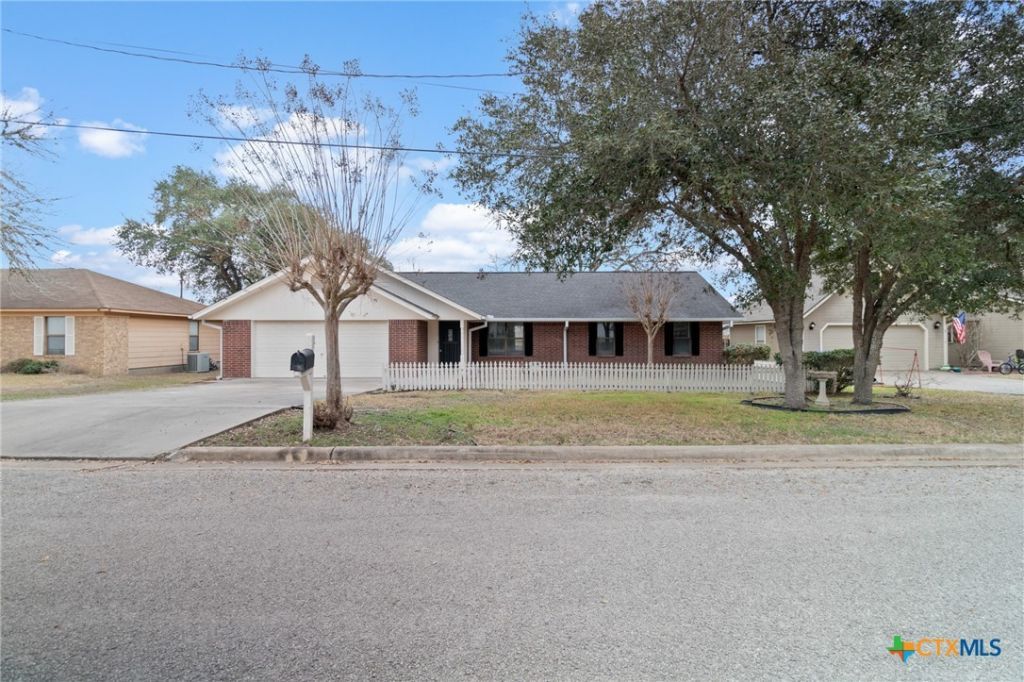 303 Turner Street, Yoakum, TX 77995 Main Photo