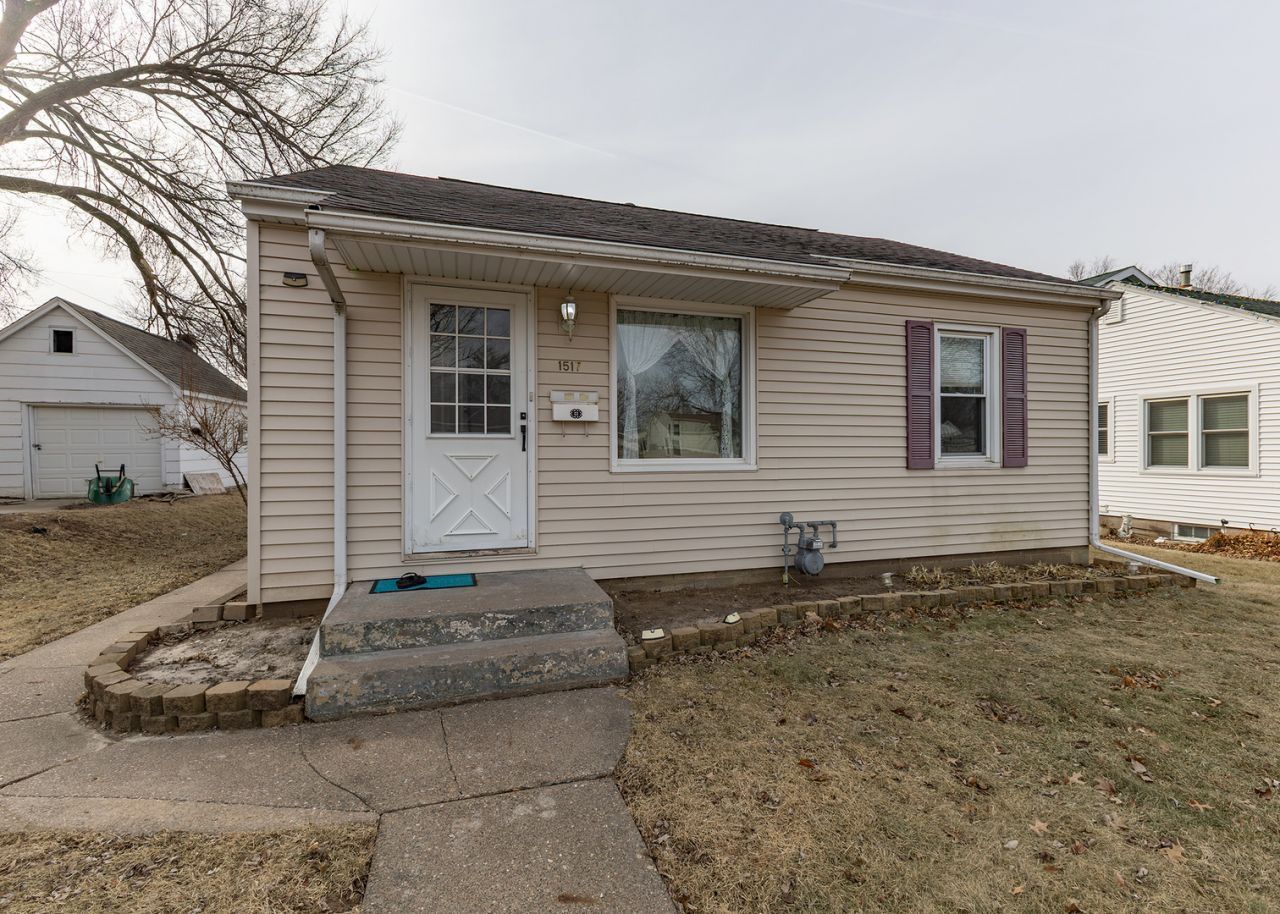 1517 W 38th Street, Davenport, IA 52806 Main Photo