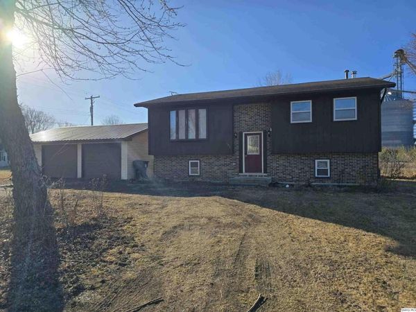 305 E 3rd Street, Bowen, IL 62316