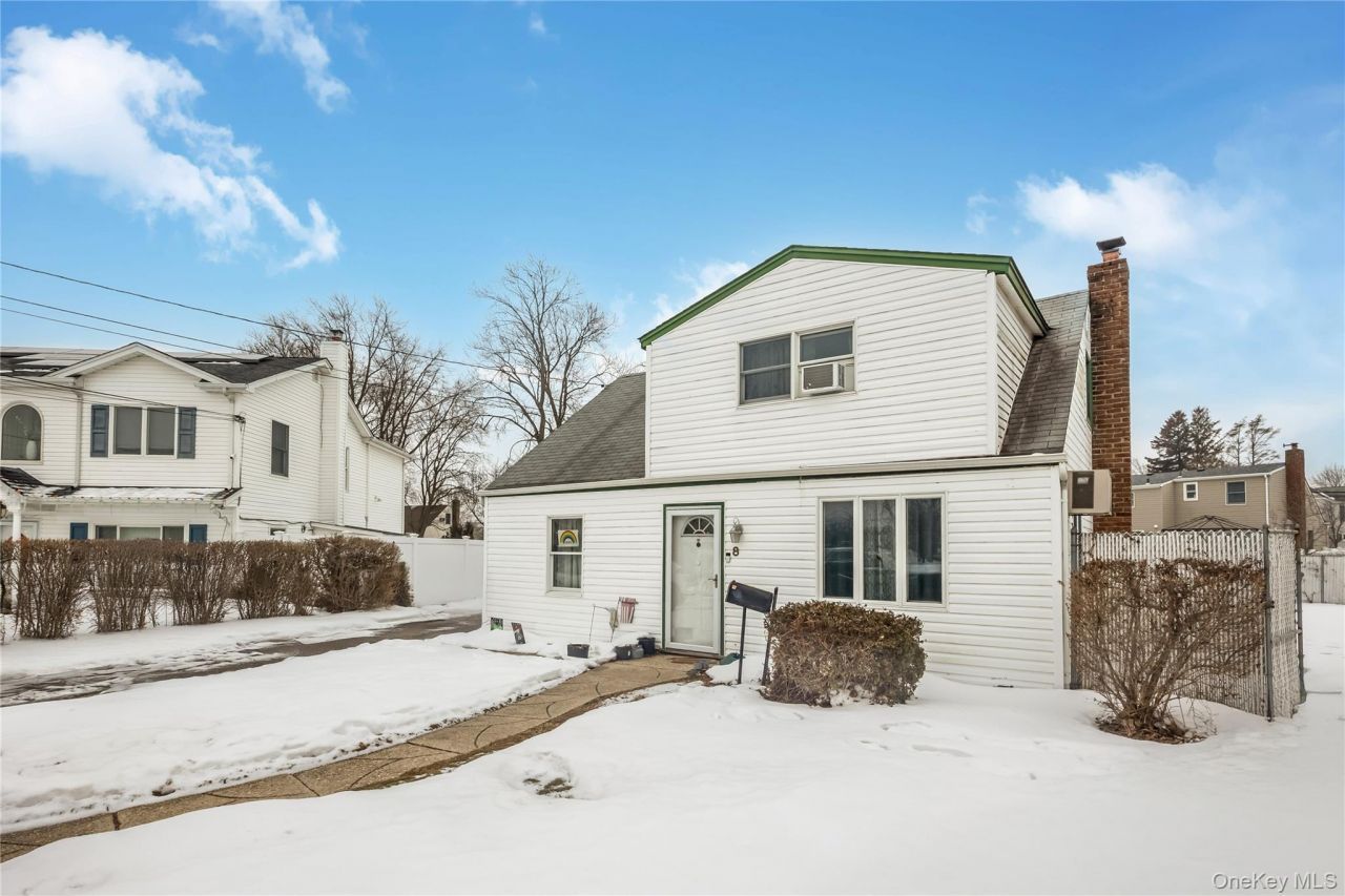 8 Carmans Court, Farmingdale, NY 11735 Main Photo