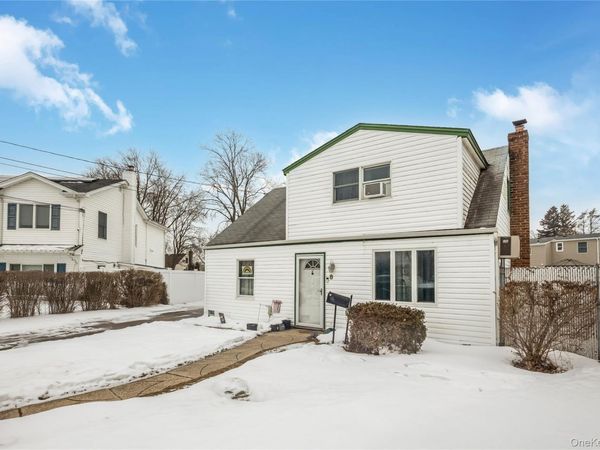 8 Carmans Court, Farmingdale, NY 11735