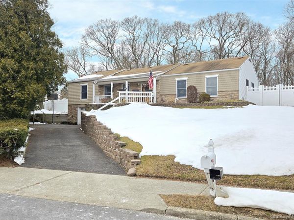 25 Spruceton Street , Selden, NY 11784