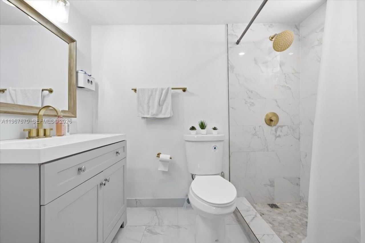 8027 Lake Dr , Unit 201, Doral, FL 33166 Photo