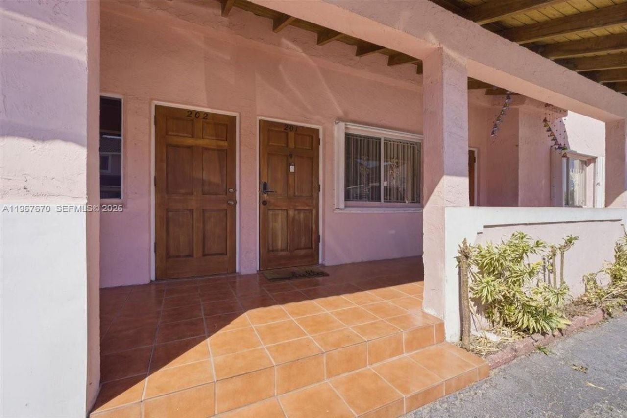 8027 Lake Dr , Unit 201, Doral, FL 33166 Photo