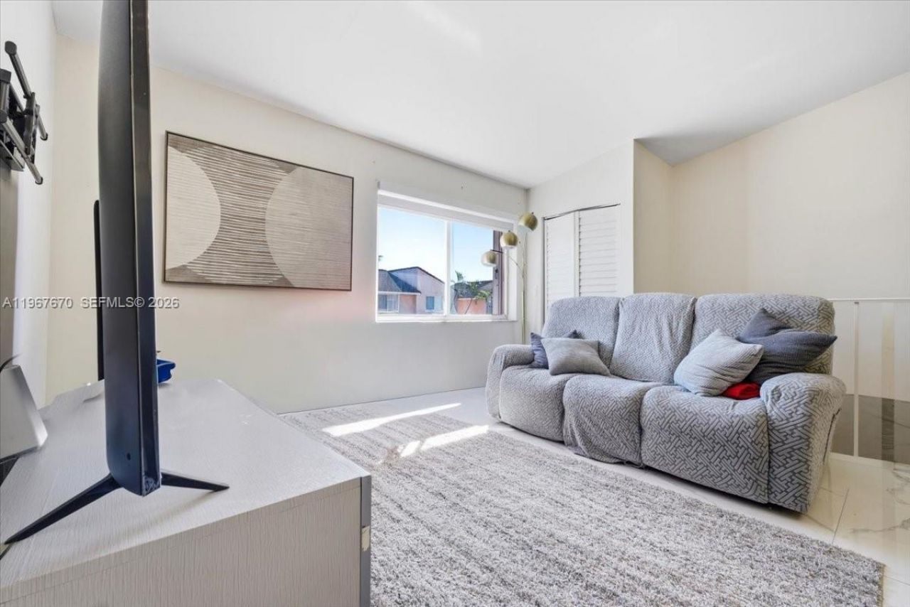 8027 Lake Dr , Unit 201, Doral, FL 33166 Photo