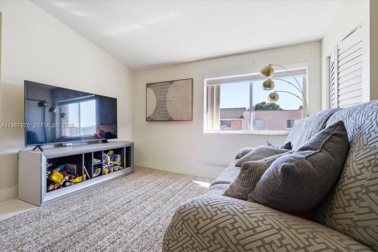 8027 Lake Dr , Unit 201, Doral, FL 33166 Photo