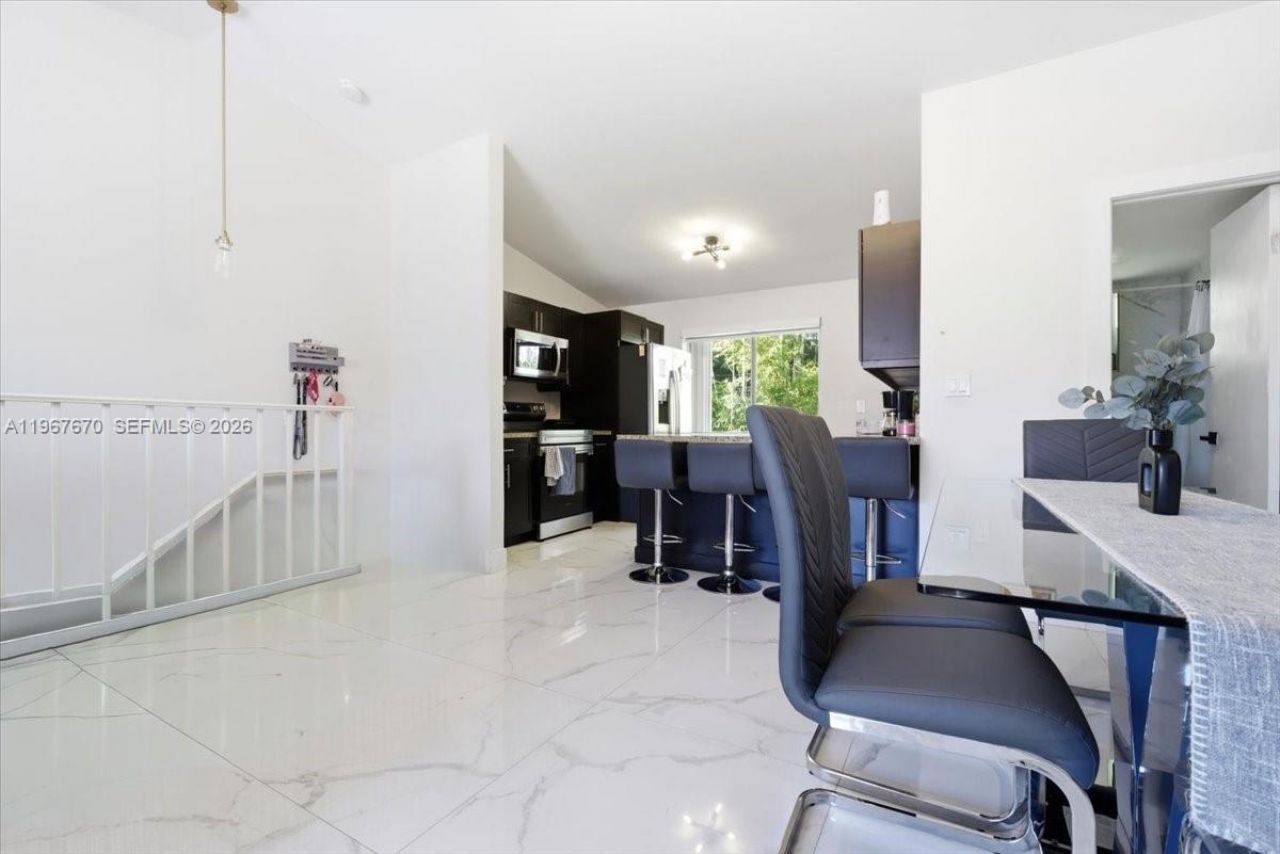 8027 Lake Dr , Unit 201, Doral, FL 33166 Photo