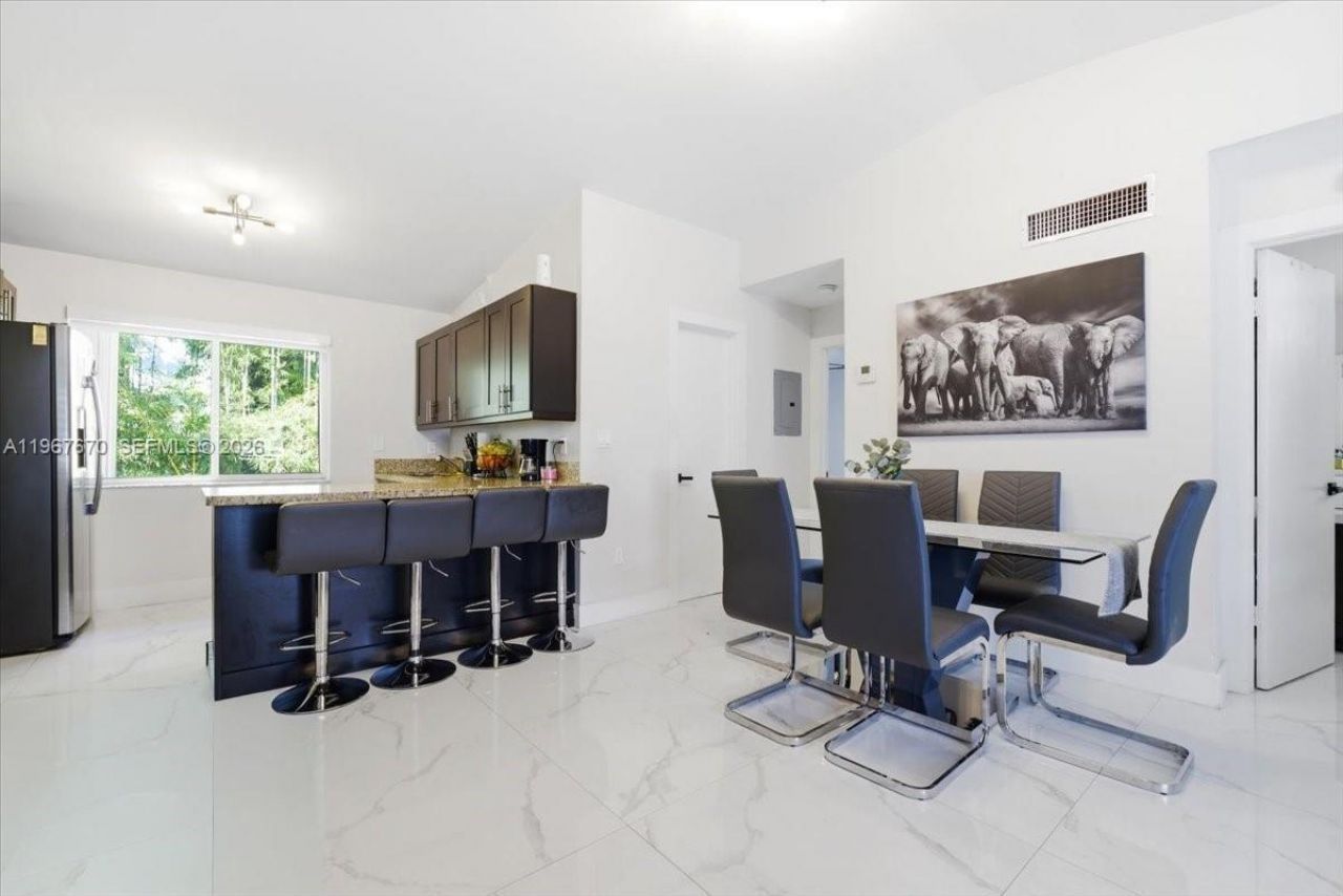 8027 Lake Dr , Unit 201, Doral, FL 33166 Photo