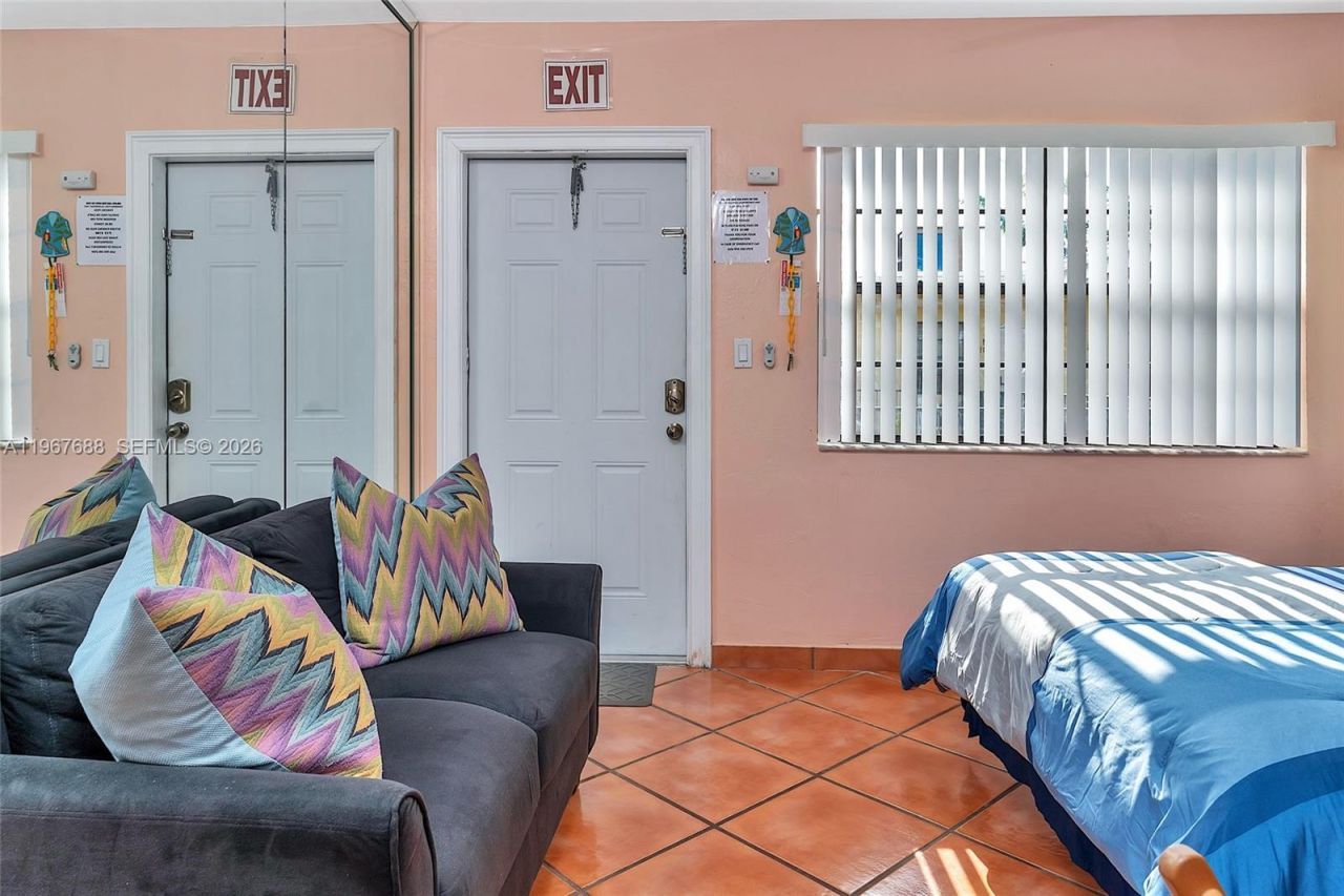 322 Harding St, Unit B202, Hollywood, FL 33019 Photo