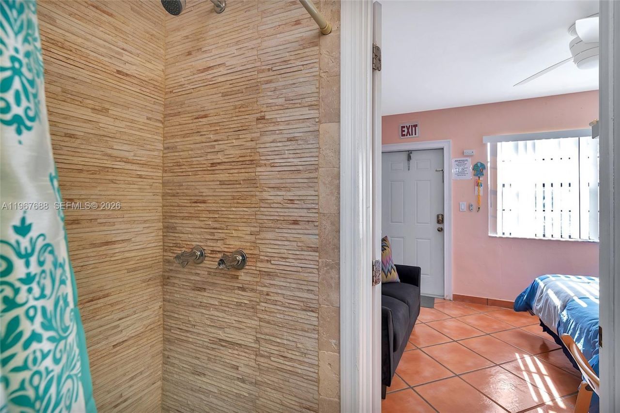 322 Harding St, Unit B202, Hollywood, FL 33019 Photo