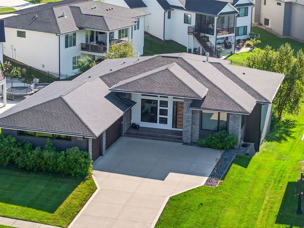 1106 S 100th Street, West Des Moines, IA 50266