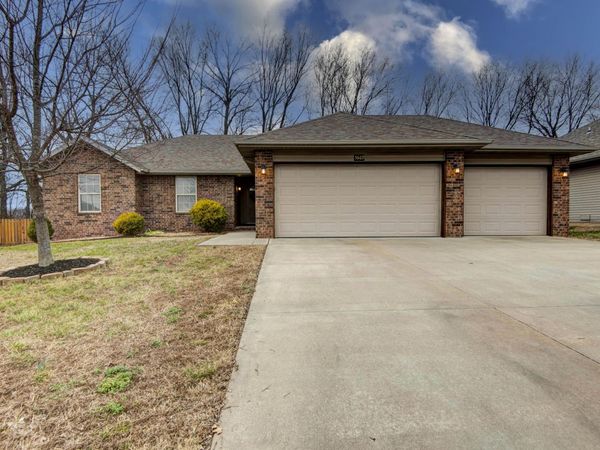 5669 W Sunflower Drive, Springfield, MO 65802