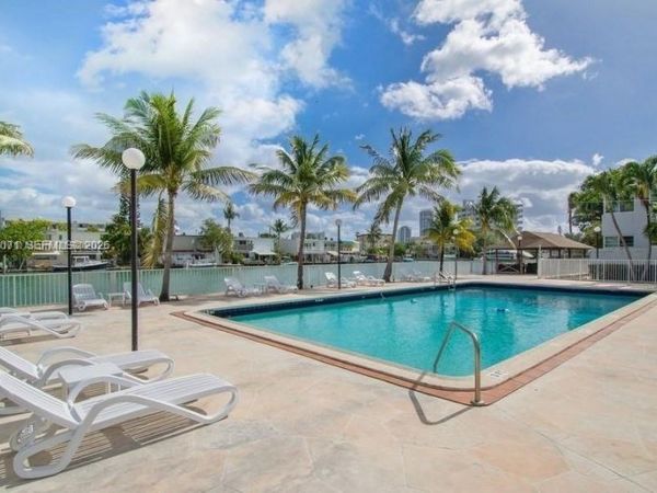 7207 Bay Dr , Unit 19, Miami Beach, FL 33141