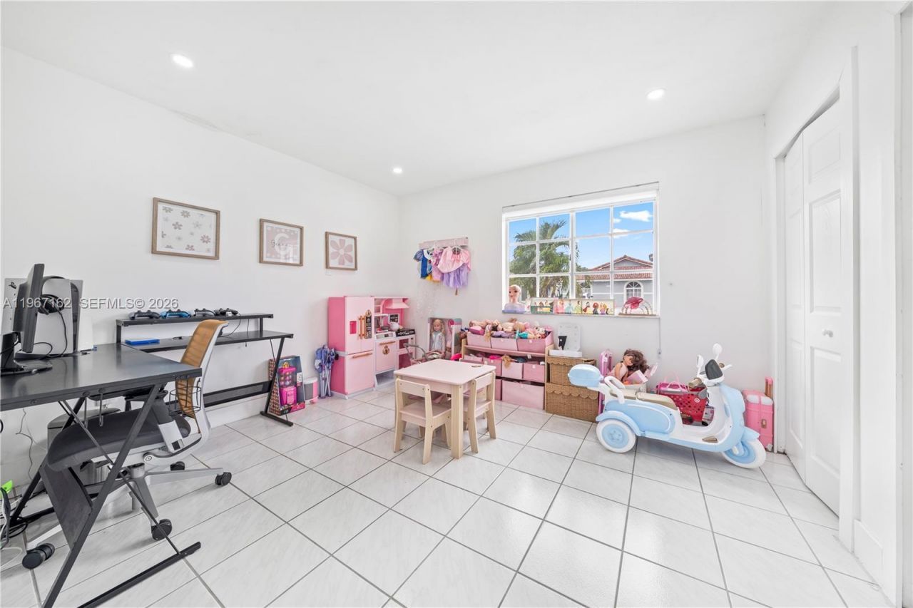 8865 NW 110th St, Hialeah Gardens, FL 33018 Photo