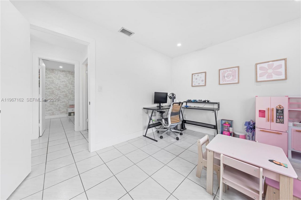 8865 NW 110th St, Hialeah Gardens, FL 33018 Photo