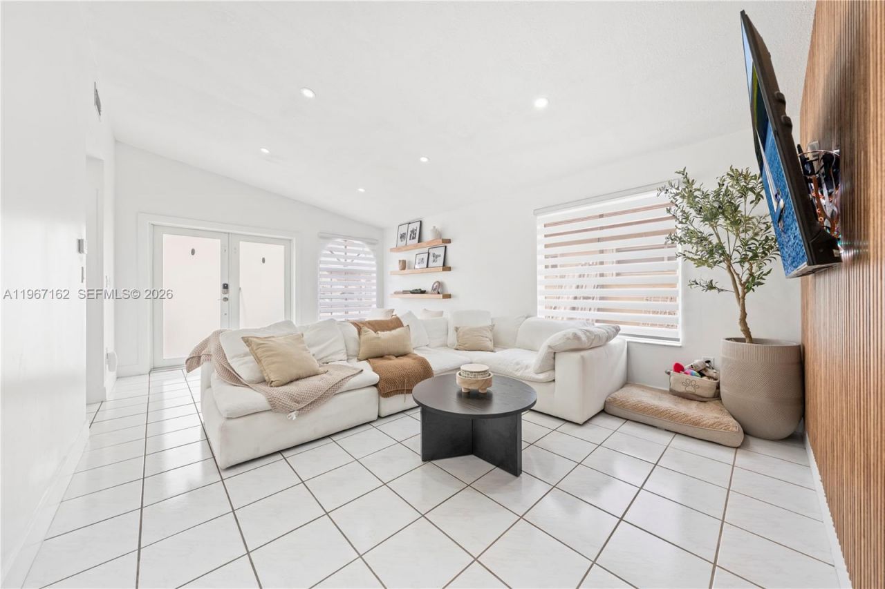 8865 NW 110th St, Hialeah Gardens, FL 33018 Photo