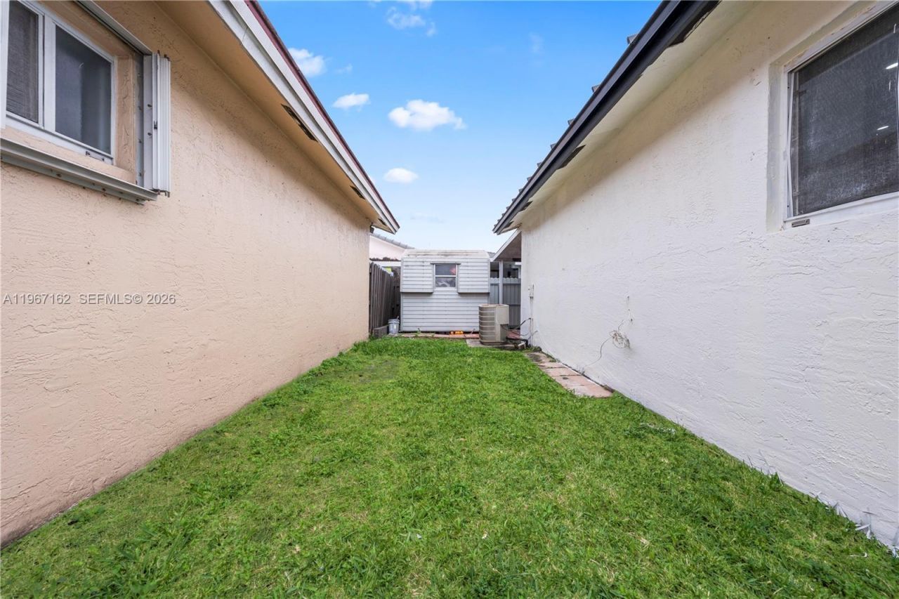 8865 NW 110th St, Hialeah Gardens, FL 33018 Photo