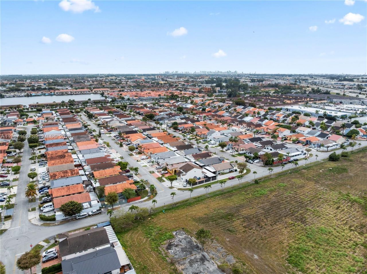 8865 NW 110th St, Hialeah Gardens, FL 33018 Photo