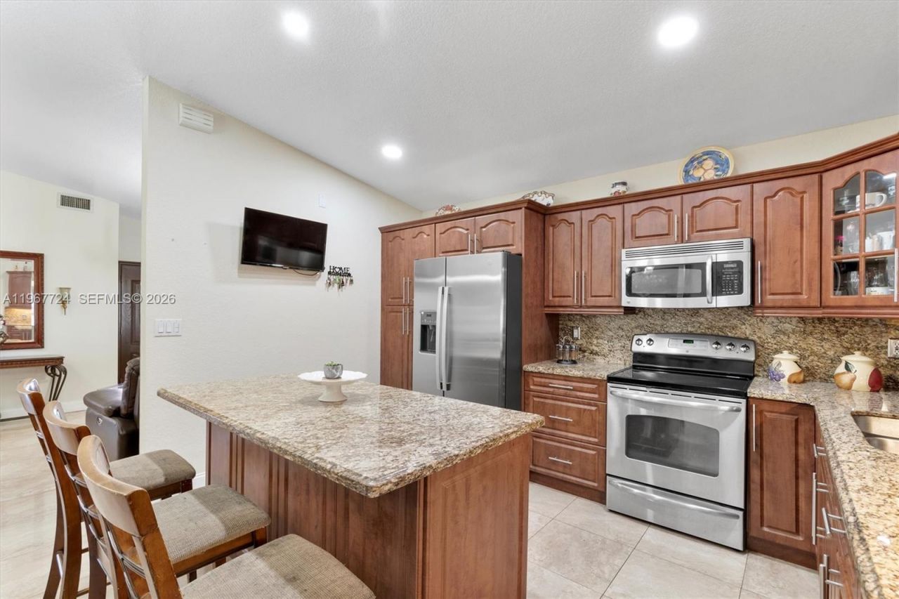 9326 NW 121st St, Unit 115, Hialeah Gardens, FL 33018 Photo