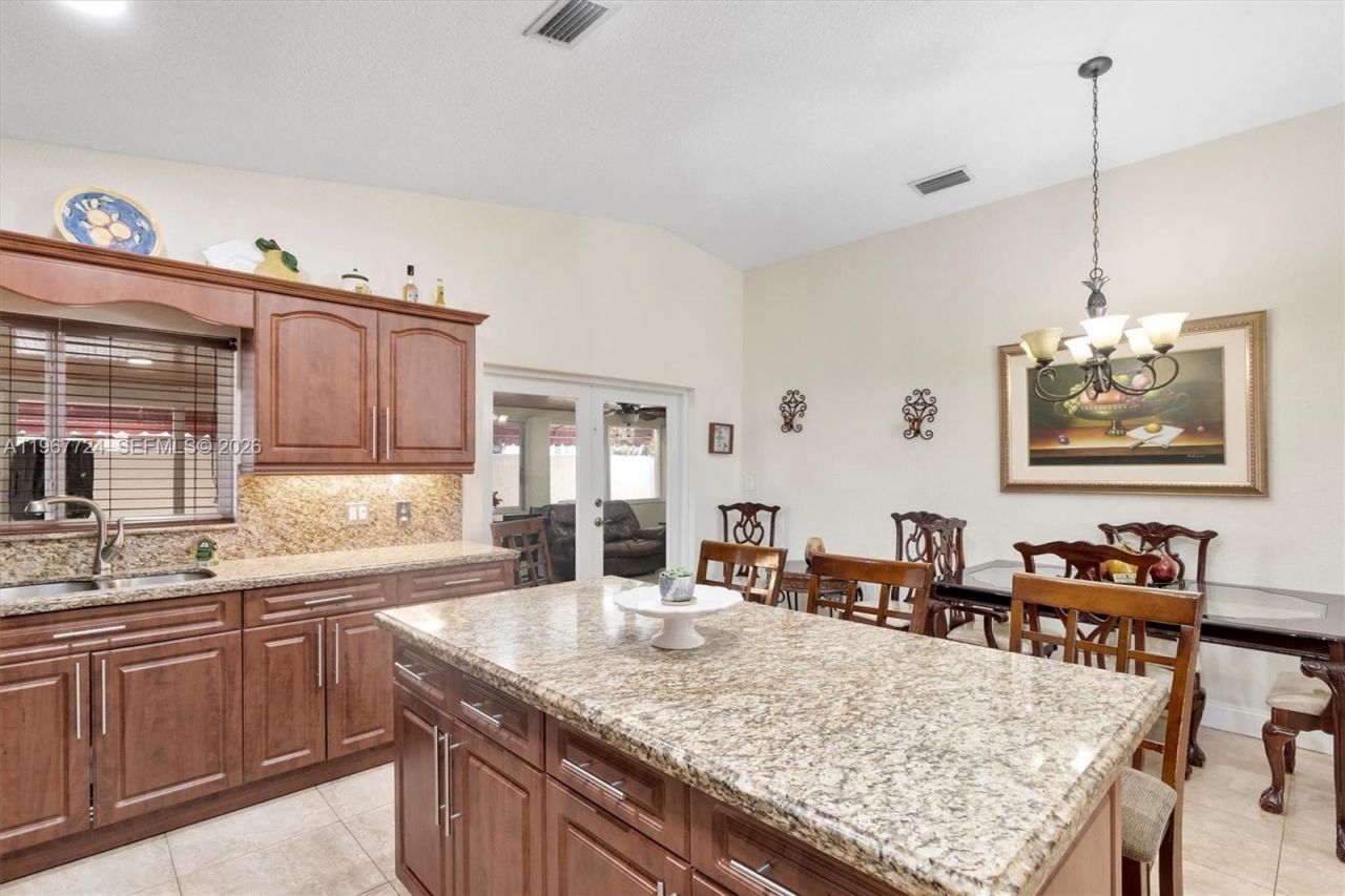 9326 NW 121st St, Unit 115, Hialeah Gardens, FL 33018 Photo