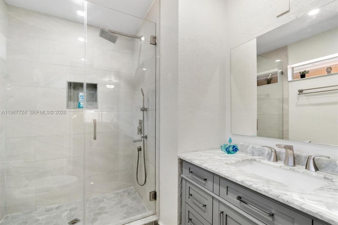 9326 NW 121st St, Unit 115, Hialeah Gardens, FL 33018 Photo