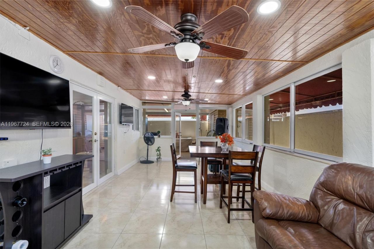 9326 NW 121st St, Unit 115, Hialeah Gardens, FL 33018 Photo