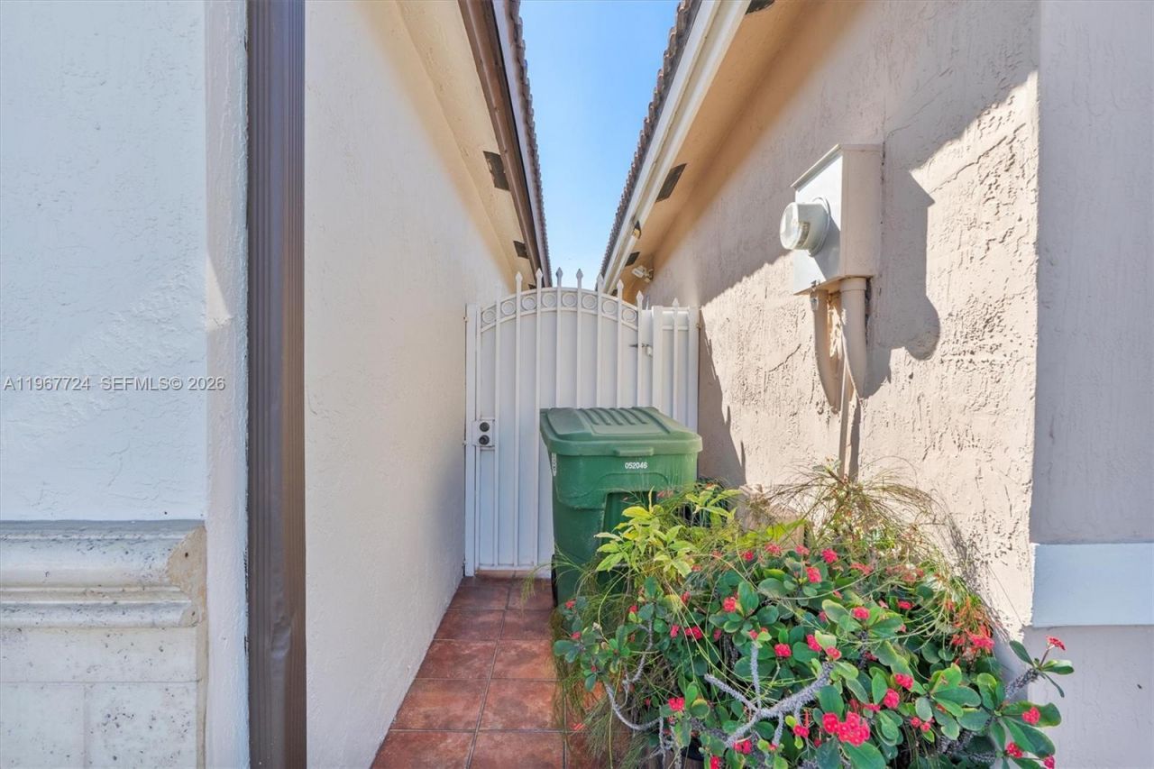 9326 NW 121st St, Unit 115, Hialeah Gardens, FL 33018 Photo